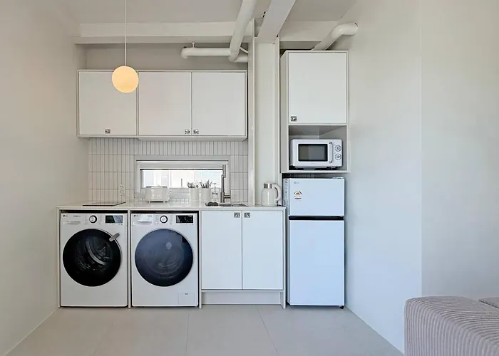 New Dh 3 / 3br 2bath / 3min Hongik Univ Stn 아파트