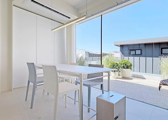 아파트 New Dh 3 / 3br 2bath / 3min Hongik Univ Stn *