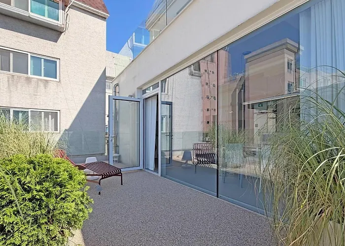 New Dh 3 / 3br 2bath / 3min Hongik Univ Stn 아파트