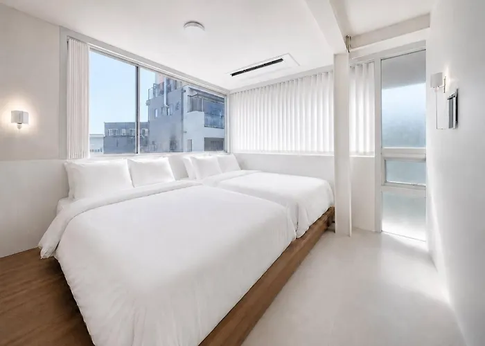 New Dh 3 / 3br 2bath / 3min Hongik Univ Stn 아파트 *