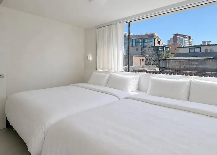 아파트 New Dh 3 / 3br 2bath / 3min Hongik Univ Stn *