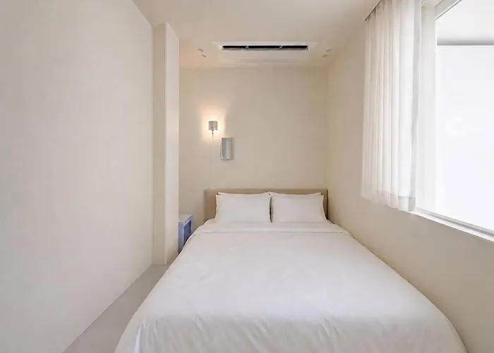 New Dh 3 / 3br 2bath / 3min Hongik Univ Stn 아파트 *